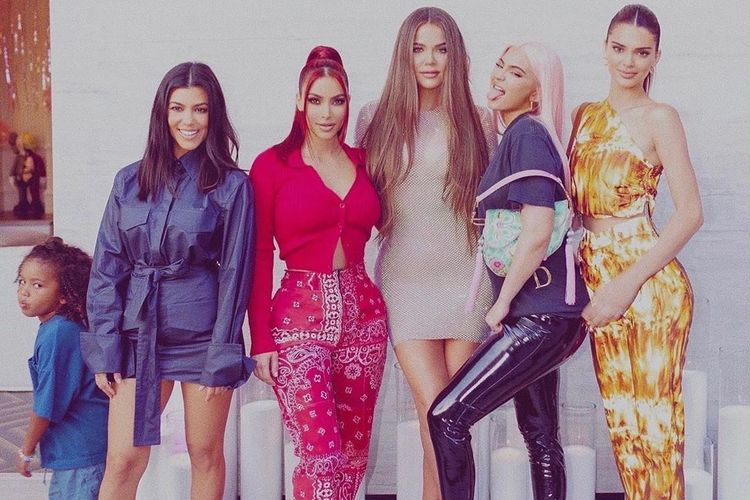 Keluarga Kardashian-Jenner berpose mengikuti gaya personel The Spice Girls.