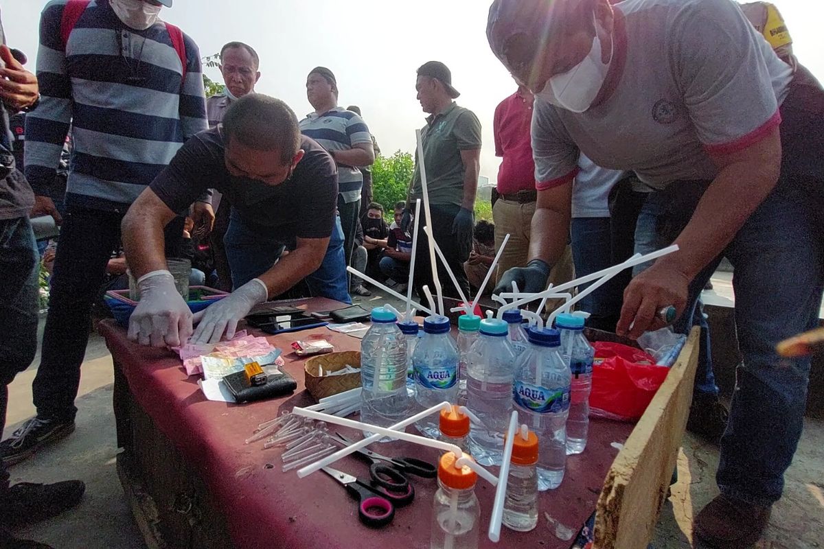 Polsek Palmerah kembali melakukan perburuan jaringan pengedar narkoba di kampung rawan peredaran narkoba, Kampung Boncos, di Kota Bambu Selatan, Palmerah, Jakarta Barat, pada Rabu (2/11/2022). 