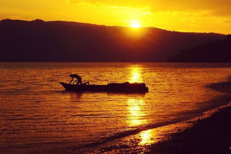 Foto: Sunset di Pantai Sebanjar  Desa Alor Besar, Kecamatan Alor Barat Laut, Kabupaten Alor.  