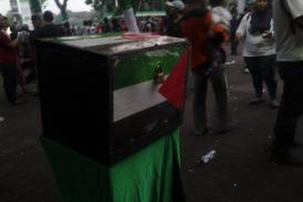 Kotak amal untuk Palestina di konser Iwan Fals di Depok, Jawa Barat, Sabtu (30/8/2014).