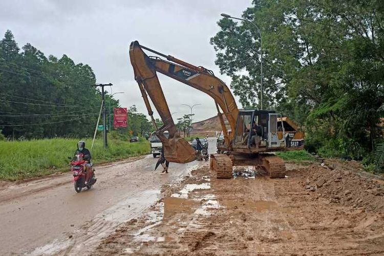 Hujan deras dan angin kencang yang melanda Batam sejak, Selasa (28/2/2023) dini hari kemarin hinggga hari ini, Rabu (1/3/2023) mengakibatkan kawasan Bukit Kemuning, Sei Beduk, Batam mengalami banjir dan longsor.