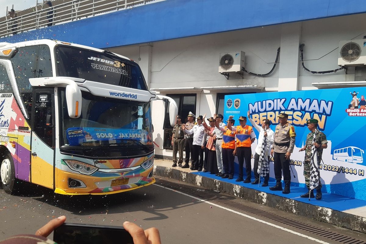 Pemberangkatan peserta arus balik mudik gratis Kemenhub di Terminal Tipe A Tirtonadi Solo, Jawa Tengah, Jumat (28/4/2023).