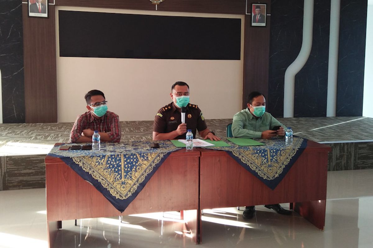 Kasi Intel Kejari Gresik Deni Niswansyah (tengah), saat memberikan keterangan kepada awak media di Gedung Kejari Gresik, Rabu (18/5/2022).