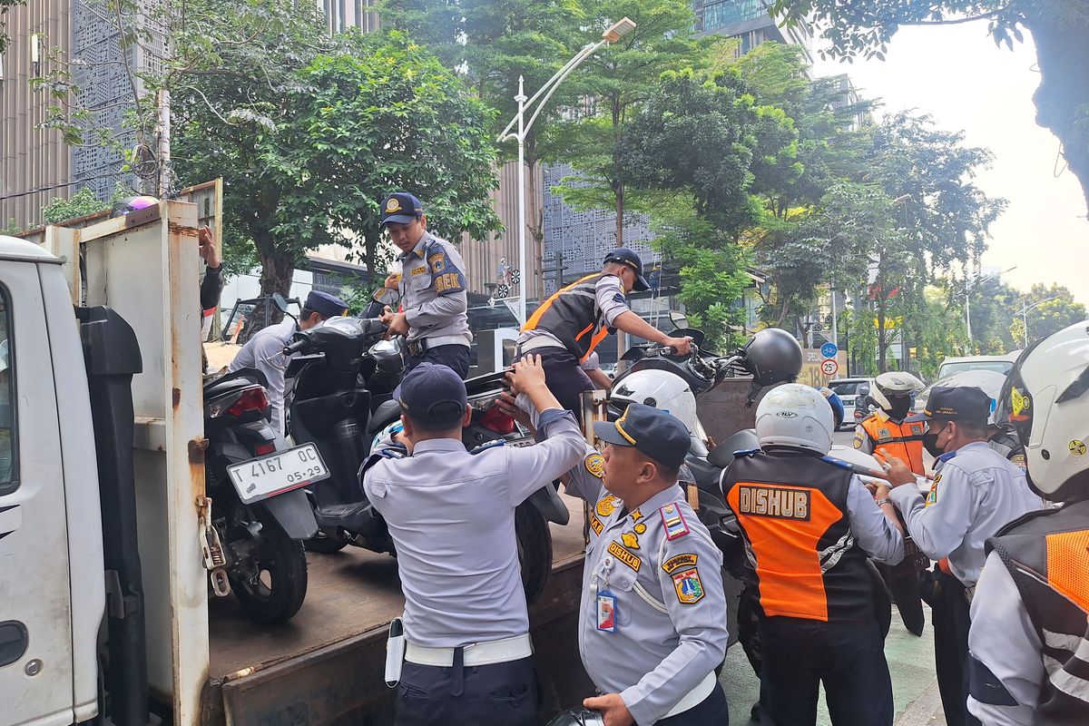 Hendak Pindahkan Motornya, Cia Keduluan Polisi yang Razia Parkir Liar di Kebayoran Baru
