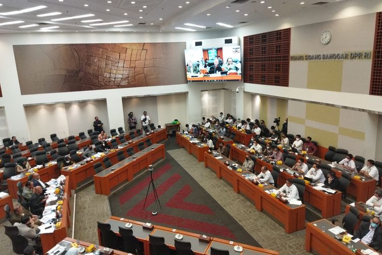 Pemerintah yang diwakili Kepala BKF Kementerian Keuangan Febrio Kacaribu bersama Badan Anggaran DPR RI menyepakati asumsi dasar makro RAPBN 2023 dalam rapat panja di ruang Banggar DPR RI, Jakarta, Senin (12/9/2022).  
