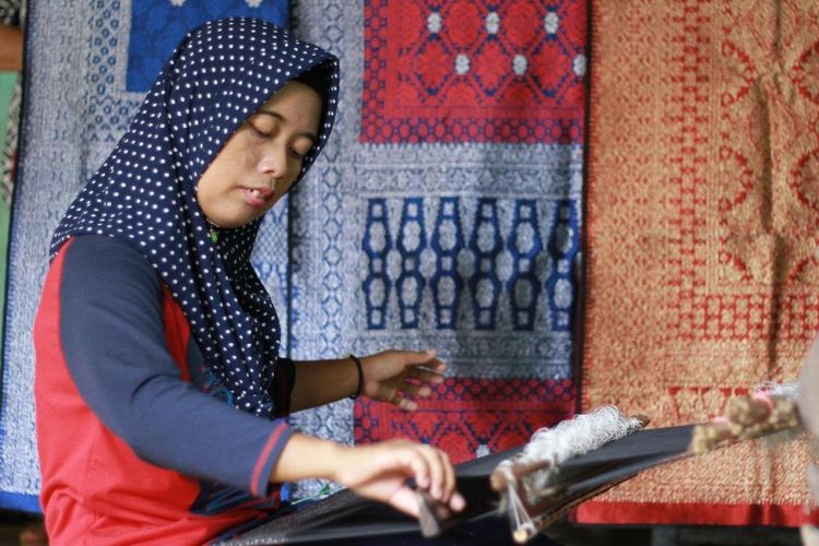 Desa Wisata Burai di Sumatera Selatan memiliki beragam produk ekonomi kreatif, di antaranya kain songket dan anyaman purun.