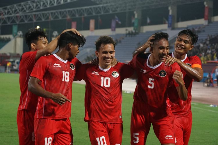 Egy Maulana Vikri (tengah) merayakan gol yang ia cetak bersama para pemain Indonesia dalam laga melawan Timor Leste pada fase grup sepak bola SEA Games 2021 yang digelar di Stadion Viet Tri, Selasa (10/5/2022) malam WIB.