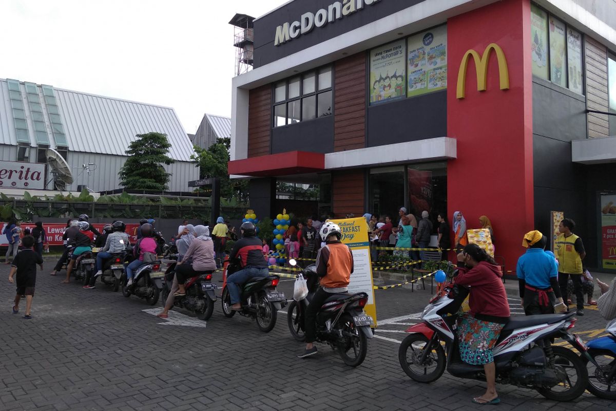 Antrean panjang saralan gratis di McDonalds Ottista, Jakarta Timur, Senin (12/3/2018)