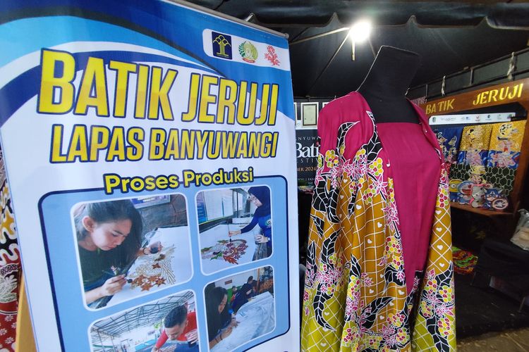 Batik Jeruji hasil karya warga binaan Lapas Banyuwangi di pameran Banyuwangi Batik Fetsival 2024 yang digelar di Hutan De Jawatan pada Sabtu (19/10/2024).