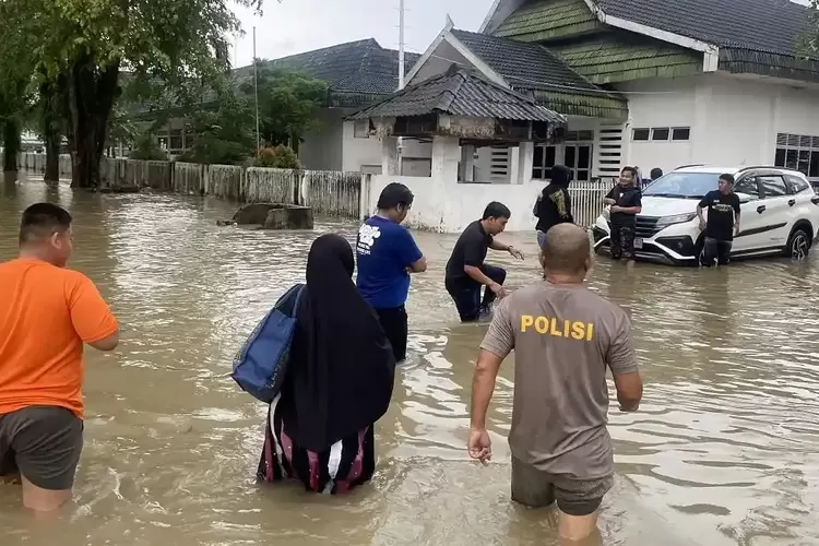 Perjuangan Ibu Hamil Terobos Banjir Setinggi Paha di Sinjai demi Bisa Melahirkan di RS