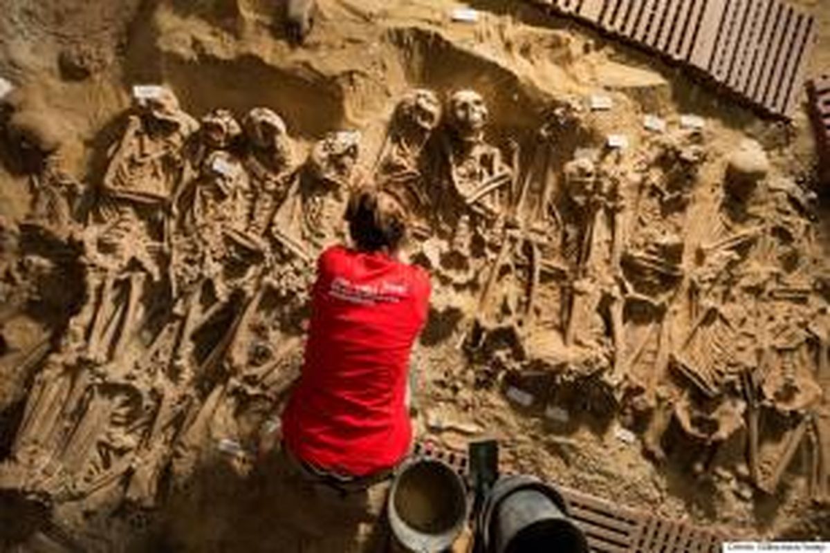 Ratusan tulang manusia ditemukan di bawah supermarket di Paris. Diduga, tulang belulang itu milik manusia korban epidemi penyakit ataupun kelaparan. 