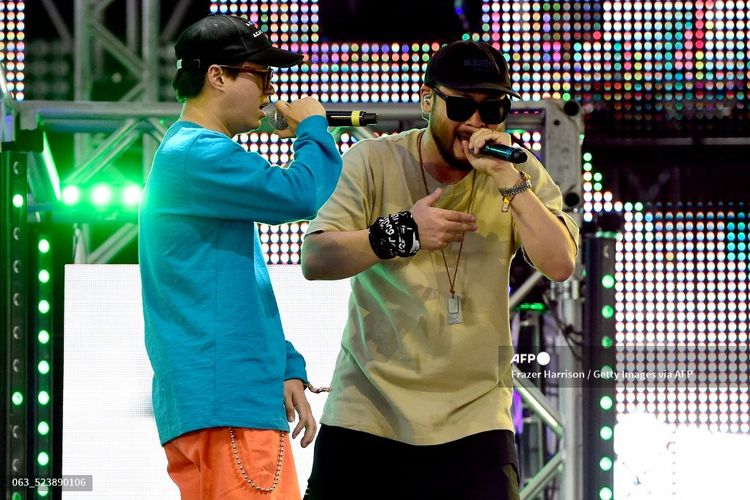 Artis musik Tablo dan Mithra Jin dari Epik High tampil di panggung Coachella Valley Music & Arts Festival di Empire Polo Club, Indio, California, pada 24 April 2016. 