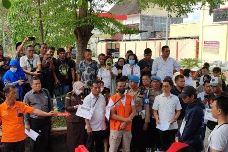 AKBP Achiruddin Hasibuan melihat saksi Rio Syaputra saat rekonstruksi kasus penganiayaan yang melibatkan anaknya Aditya Hasibaun, di halaman Polda Sumut, Senin (8/5/2023). 
