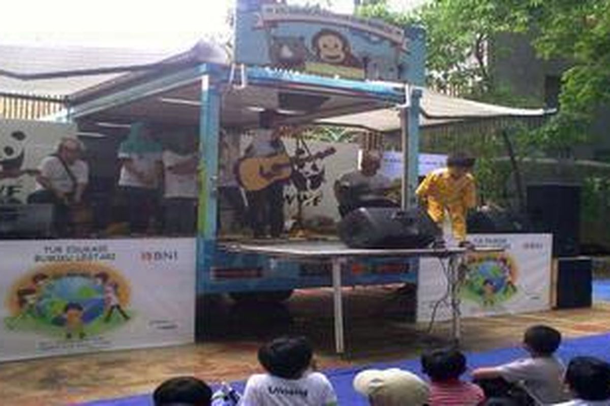 Penyanyi dan aktivis lingkungan hidup, Oppie Andaresta, melantunkan lagu untuk anak-anak yang mengandung pesan moral menjaga lingkungan dan alam sekitar dalam Tur Edukasi Bumiku Lestari di Semut-Semut Natural School, kelapa Dua, Depok, Selasa (6/11/2012).