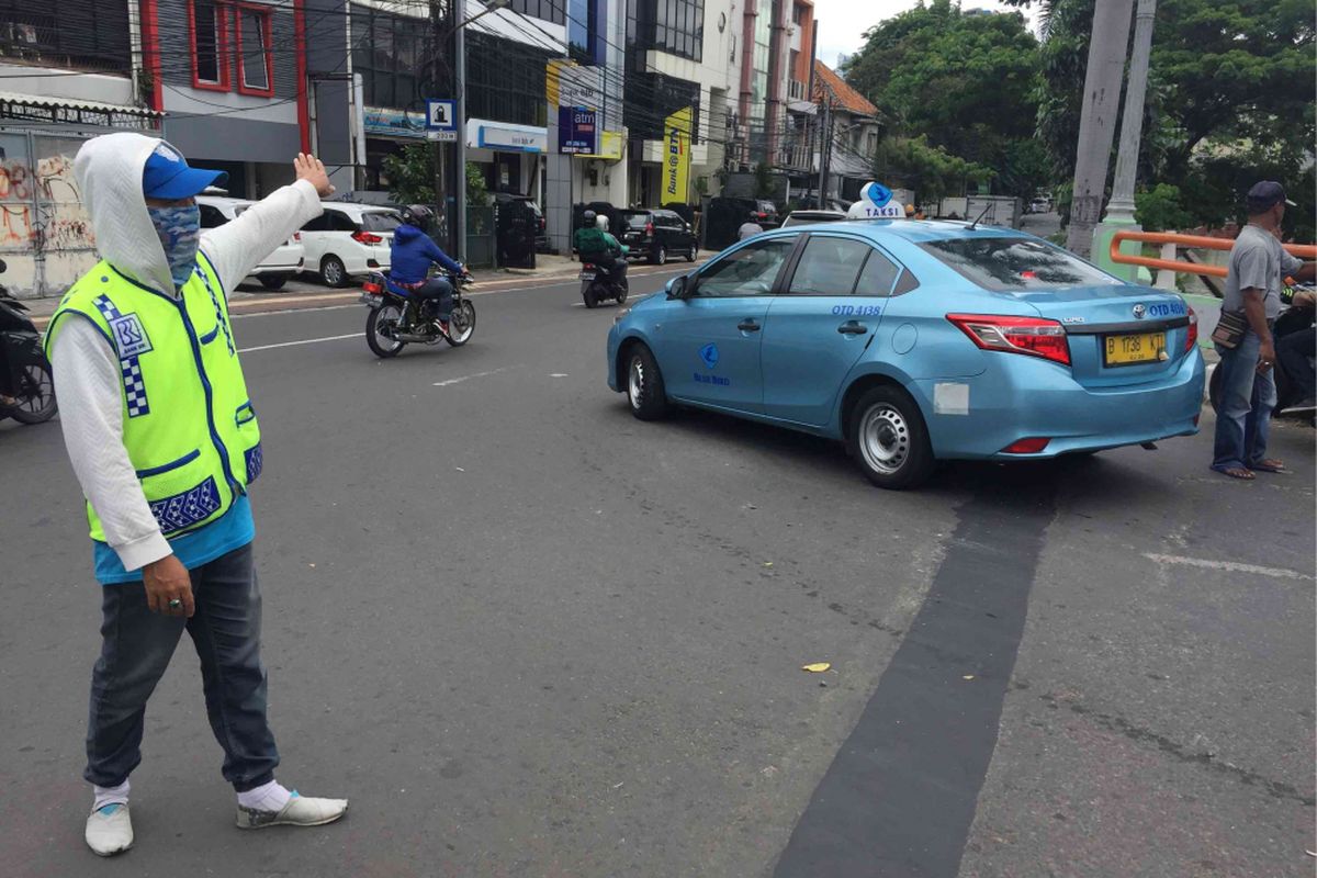 Para sukarelawan pengatur lalu lintas (supeltas) atau Pak Ogah mulai bekerja di lima wilayah di Ibu Kota sejak Oktober 2017, Jumat (5/1/2018)