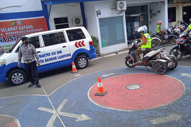 Penyandang disabilitas menjalani uji praktek berkendara saat pembuatan SIM D di Satlantas Polresta Bandar Lampung, Rabu (16/6/2021).