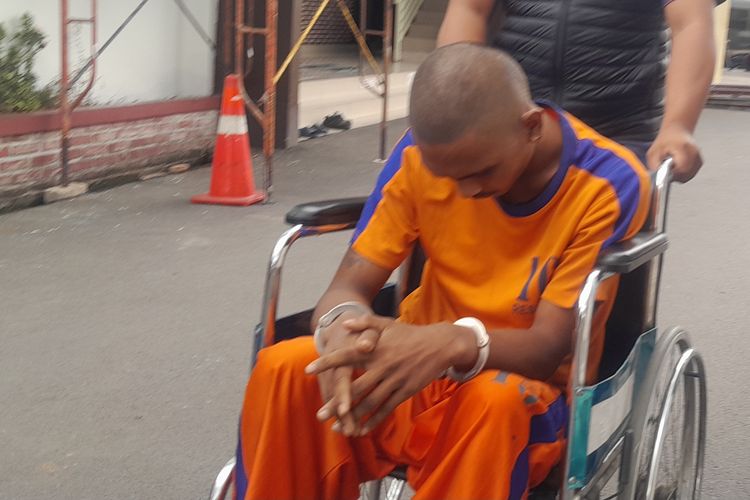 Rizal, eksekutor pembunuhan yang dudalangi istri du Karawang tertunduk di Mapolres Karawang, Kamis (18/1/2024).
