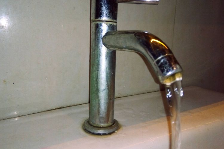 Ilustrasi air keran. Teknologi reverse osmosis (RO) bisa membuat air keran menjadi air siap minum. Teknologi RO juga bisa menambahkan mineral sehat ke dalam air keran siap diminum tersebut. 