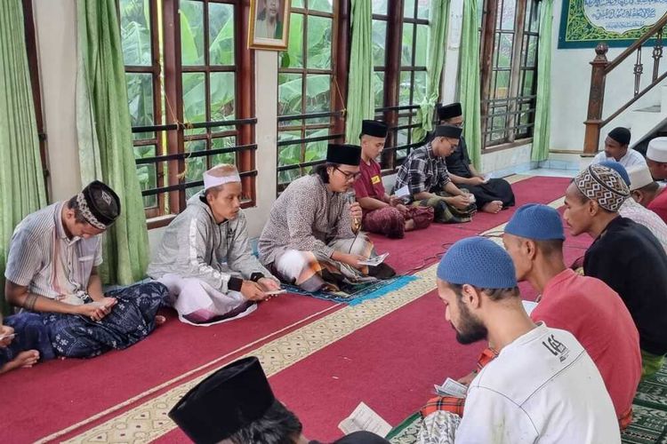 Pengasuh Pondok, Singgih Pradipta Cahya Nugraha memimpin bacaan surah Al-Waqiah bersama para santri di Masjid Ponpes At Tauhid, Gayamsari, Semarang. Selasa (4/4/2023).