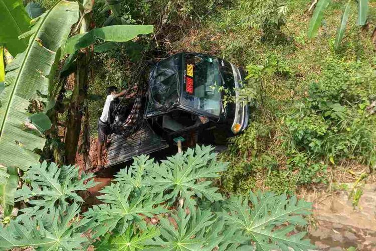 Mobil pikap rombongan wisatawan asal Majalengka masuk jurang dalam perjalanan menuju objek wisata Buricak Burinong Waduk Jatigede, Sumedang, Minggu (6/6/2021). Dok. Polsek Cisitu/KOMPAS.com