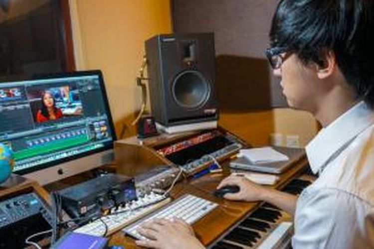 Eka Gustiwana mengerjakan proyek audio di studio musik sekaligus kediamannya di Jakarta, Senin (25/8/2014)