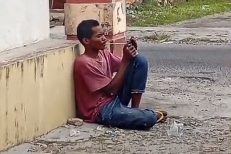 Viral Video Pria Asyik Isap Sabu di Halaman Rumah Warga, Kini Ditahan di Polres Binjai 
