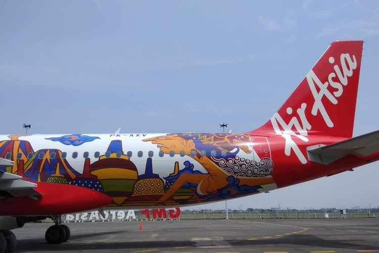 Pesawat AirAsia Indonesia bertipe Airbus 320 dengan gambar bertema pariwisata dan budaya Indonesia berupa Candi Borobudur, Gunung Bromo, dan Wayang serta logo Wonderful Indonesia dipamerkan di area Garuda Maintainance Facilities (GMF) Aeroasia, Banten, Rabu (13/9/2017). Pemasangan gambar-gambar bertema pariwisata Indonesia ini bertujuan untuk turut mempromosikan pariwisata Indonesia.