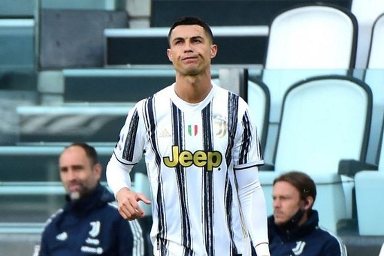 Cristiano Ronaldo menunjukkan ekspresi kecewa saat tampil dalam laga Juventus vs Inter Milan di Allianz Stadium, 15 Mei 2021.