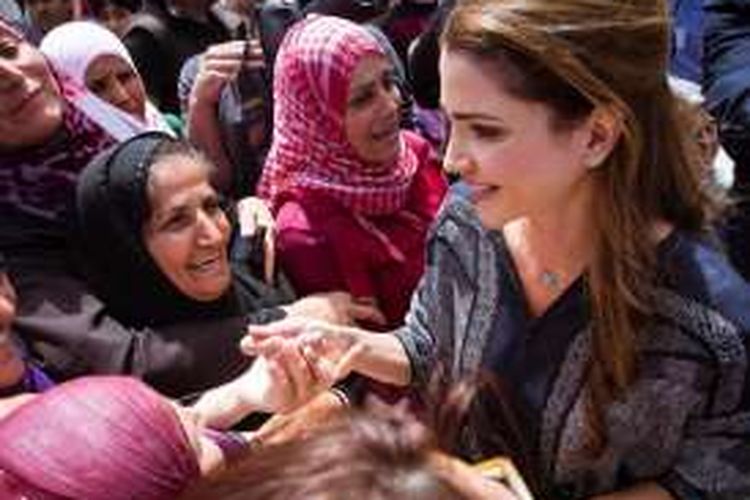 Ratu Rania dari Jordania mengunjuni kamp pengungsi di Yunani.