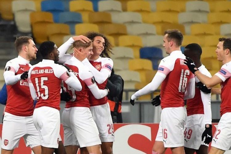 Para pemain Arsenal merayakan gol ke gawang Vorskla FC dalam lanjutan Liga Europa di Stadion Olympiyski, Kiev, 29 November 2018. 