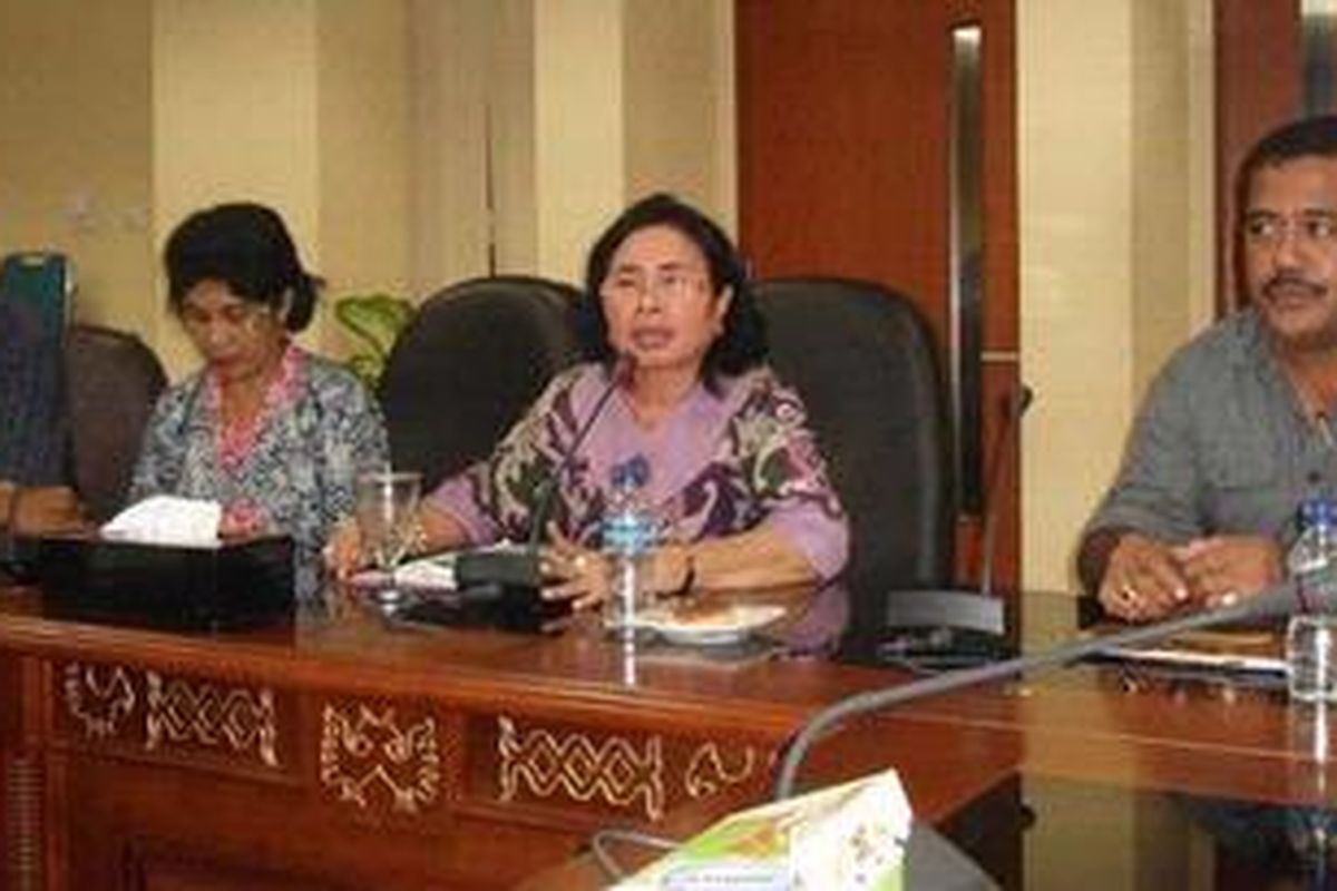 Komnas HAM Perwakilan Maluku,dan Koalisi Pengungsi Maluku menggelar Konfrensi Pers di Kantor Gubernur Maluku, Jumat 1/6/2012 terkait kasus penipuan pengungsi di Maluku