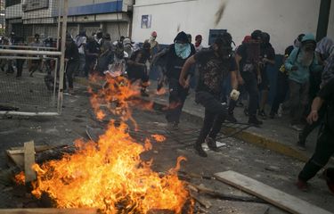 Bentrokan terjadi pada Hari Buruh atau May Day di Caracas, Venezuela, Rabu (1/5/2019). (AFP/CRISTIAN HERNANDEZ)