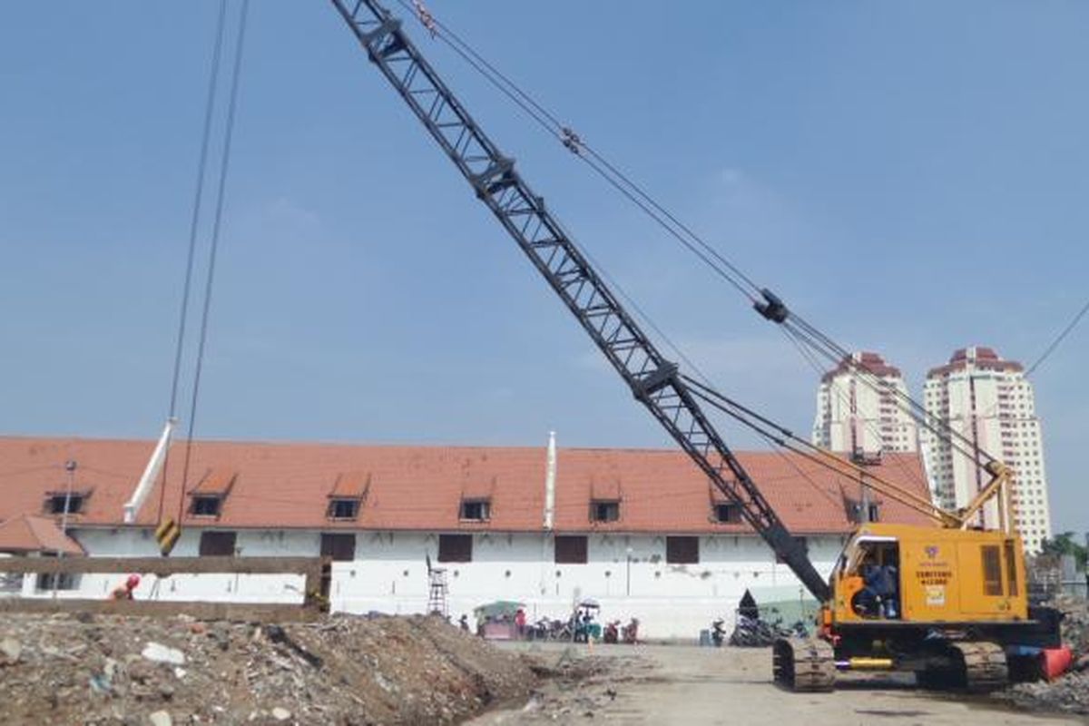 Selasa (26/7/2016), sejumlah alat berat mulai diturunkan untuk pembangunan tanggul di kawasan Pasar Ikan, Penjaringan, Jakarta Utara