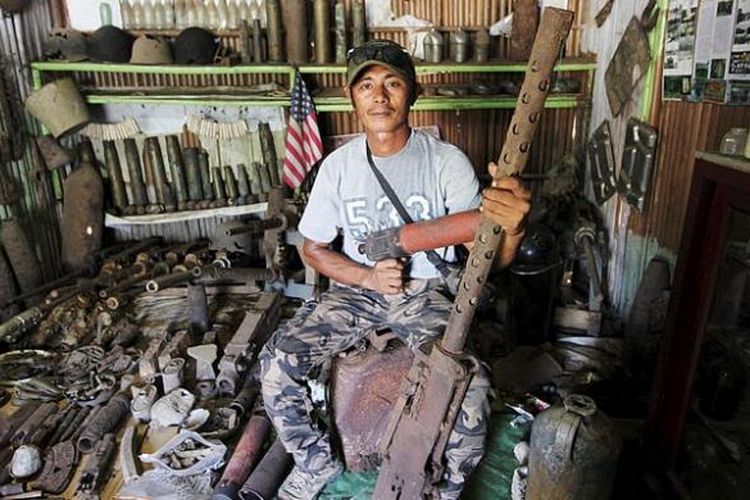 Muhlis Eso dan barang peninggalan Perang Dunia II di gubuk museum miliknya di Kecamatan Morotai Selatan, Kepulauan Morotai, Maluku Utara, Senin (18/7/2016).