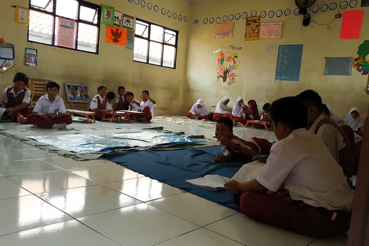 Murid kelas 6B SDN Jatimulya 09, Tambun Selatan, Kabupaten Bekasi belajar di lantai karena sekolahnya belum kebagian meja-kursi, Selasa (17/9/2019).