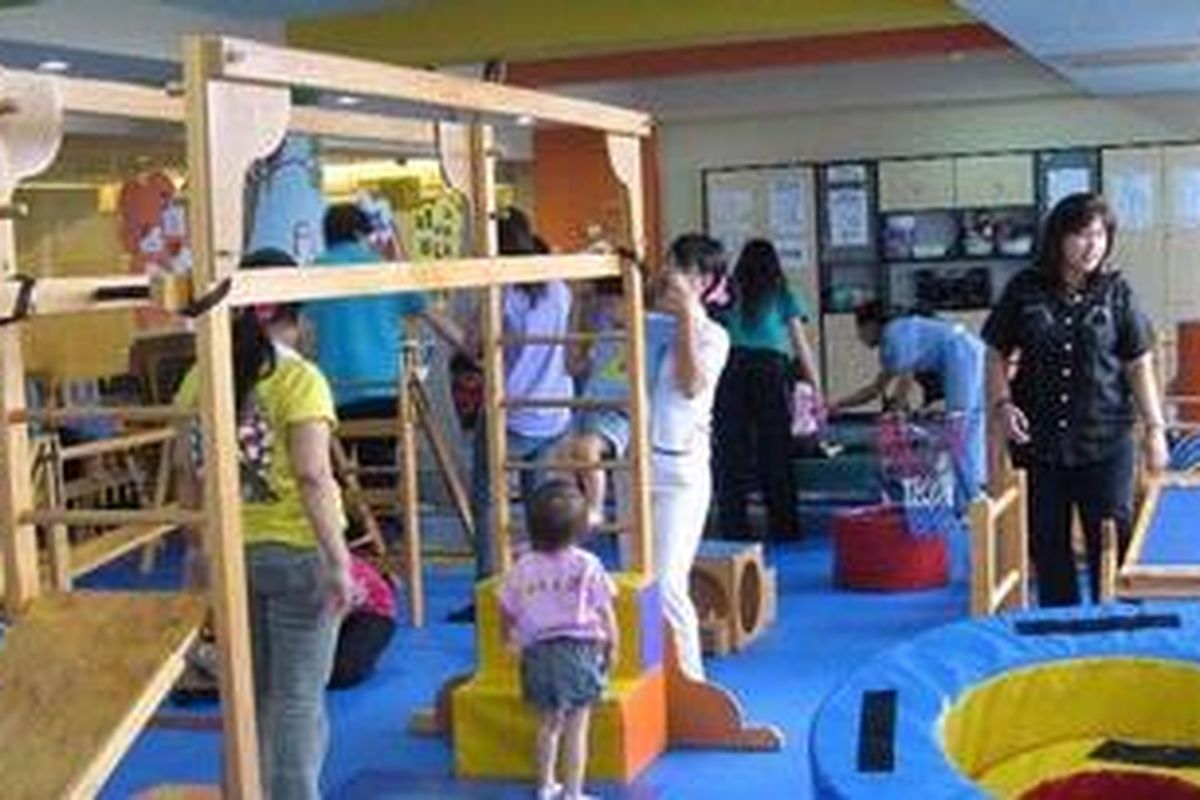 Alat permainan yang tersedia mendukung stimulasi motorik anak. 