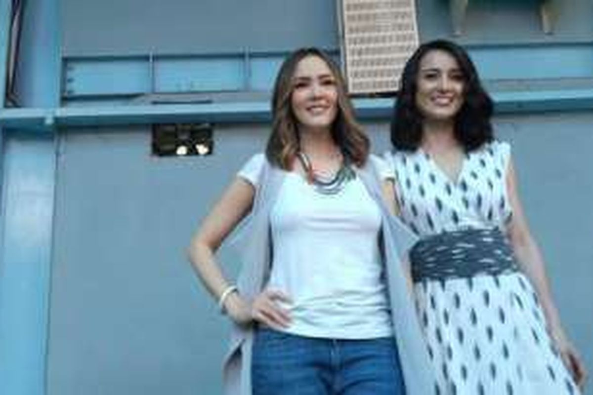 Cathy Sharon bersama dengan Julie Estelle. 