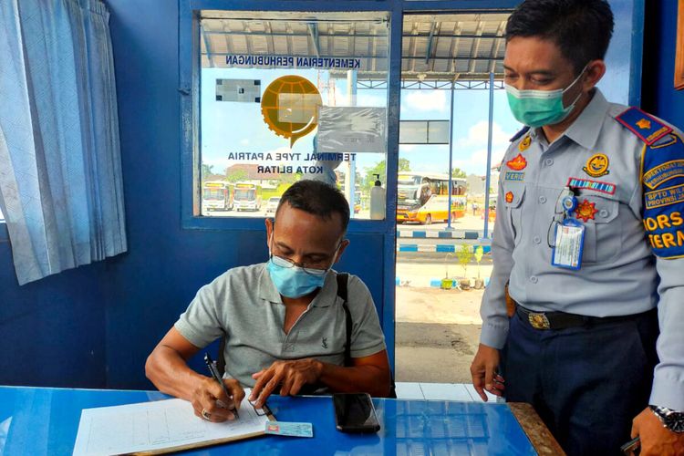 Seorang calon penumpang mengisi formulir sebelum menjalani pengetesan Covid-19 menggunakan GeNose C19 di Terminal Patria Blitar, Jawa Timur, Selasa (20/4/2021)