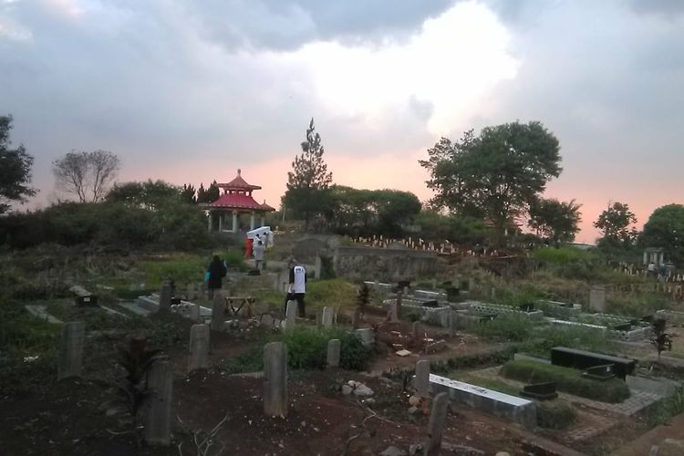Suasana TPU Cikadut, tempat pemakaman jenazah Covid-19. 