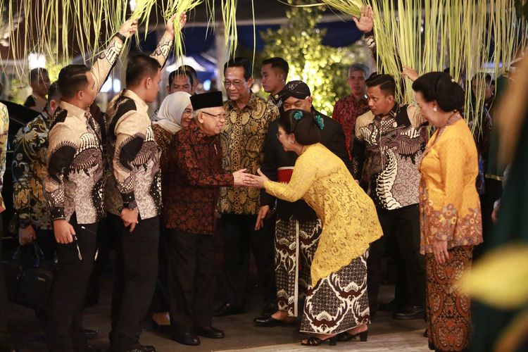 Wapres dan istri sat datang pada acara midodareni di Pura Pakualaman Yogyakarta Selasa (9/1/2024)