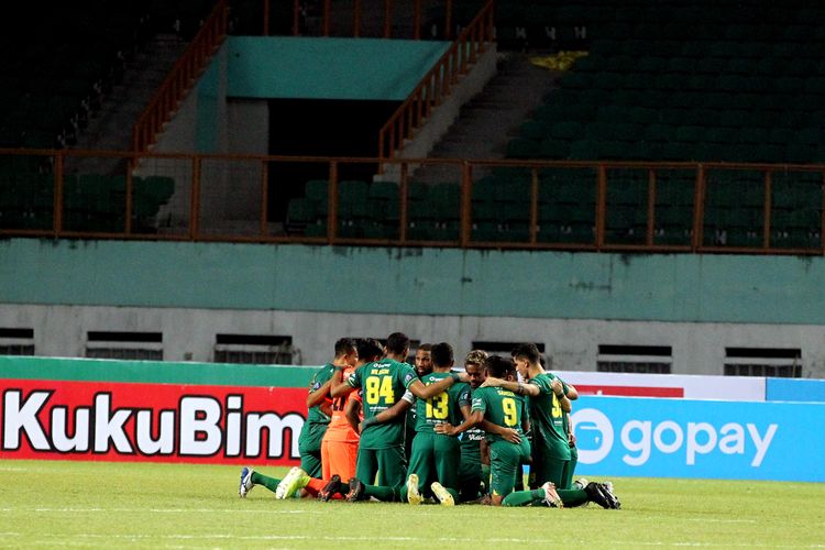 Para pemain Persebaya Surabaya berdoa bersama sebelum kick off Liga 1 2021-2022. Persebaya akan kembali melakoni Liga 1 2022-23 yang mulai bergulir 24 Juli 2022. Pada putaran pertama Liga 1 2022-23, Persebaya akan melakoni derbi Jatim di kandang Arema FC pada pekan 11.