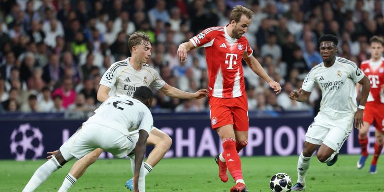 Dean Huijsen dan Aurelien Tchouameni membayangi Harry Kane dalam pertandingan sepak bola leg pertama perempat final Liga Champions antara Real Madrid vs FC Bayern Muenchen di Stadion Santiago Bernabeu di Madrid pada 7 April 2026. (Foto oleh Thomas COEX / AFP)