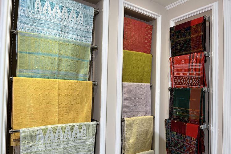 Songket yang dijual di Galeri Fine Partonun.