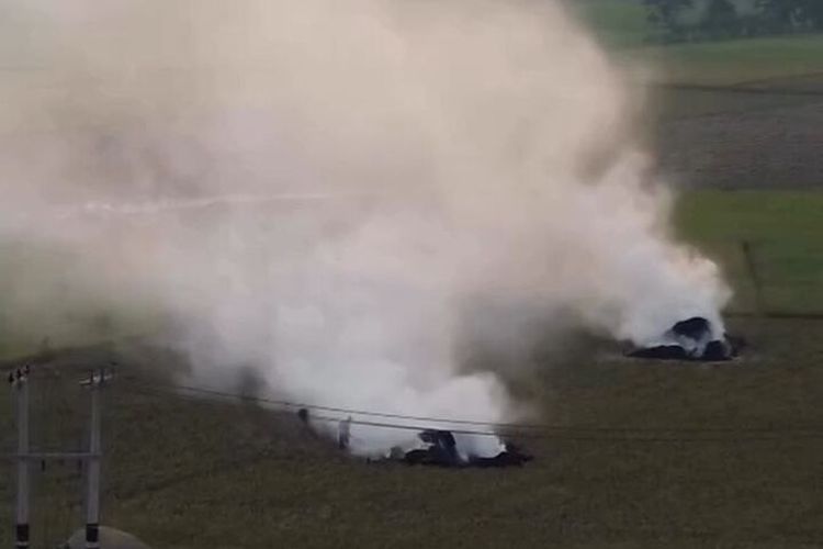 Petani di Bandung Bakar Jerami hingga Asapnya Masuk Perumahan Warga