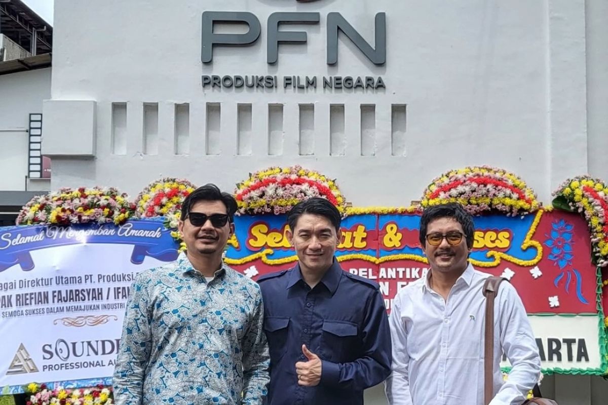 Dalam unggahan Instagram Story, iVolks Creative membagikan foto bersama Ifan Seventeen dengan latar belakang karangan bunga ucapan selamat telah ditunjuk sebagai Direktur Utama PT Produksi Film Negara (PFN).