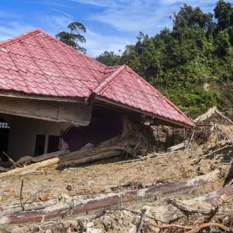 Anggota tim SAR melakukan pencarian korban tanah longsor di Perumahan Matauli, Pandan, Tapanuli Tengah, Sumatera Utara, Sabtu (6/12/2025).