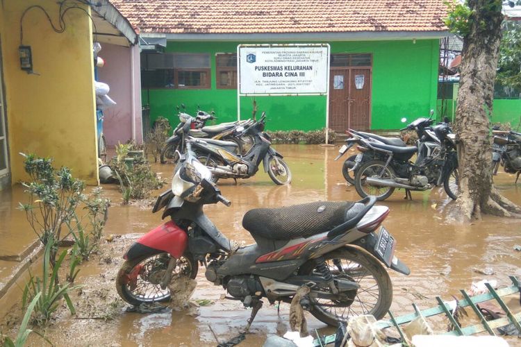 Sejumlah sepeda motor milik warga yang baru saja habis terendam banjir yang menerjang wilayah Jakarta Timur, Selasa (5/2/2018).