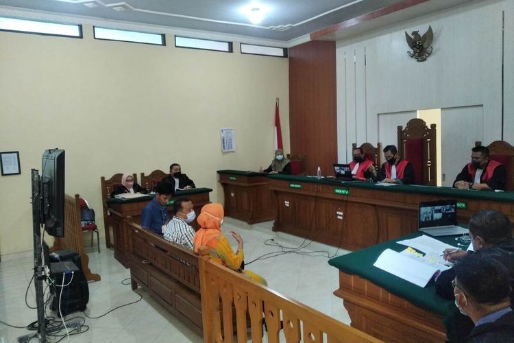 Sidang konfrontasi perkara penggelapan Mitsubishi Pajero Sport yang menyeret Ketua Hipmikindo Cabang Nganjuk, BGS, di Pengadilan Negeri Nganjuk, Rabu (3/11/2021).