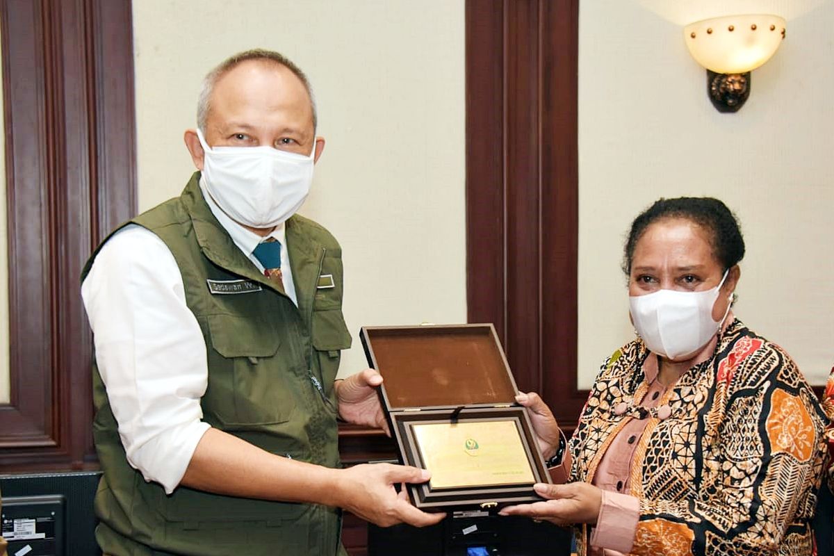 Sekretaris Daerah (Sekda) Jawa Barat (Jabar) Setiawan Wangsaatmaja saat menerima kunjungan kerja Pemerintah Daerah (Pemda) Kabupaten Fakfak, Papua Barat, terkait perencanaan dan pengelolaan keuangan daerah di Gedung Sate, Kota Bandung, Senin (1/11/2021).