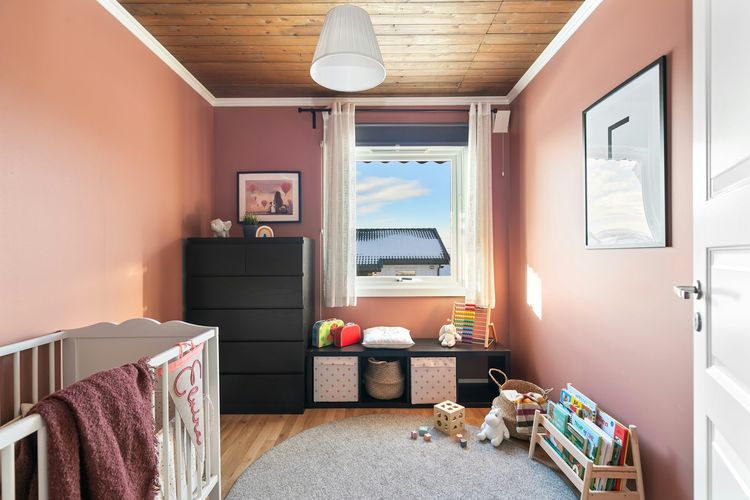 Ilustrasi kamar tidur anak dengan cat pink.